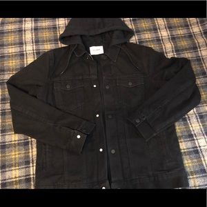 MEN’S BLACK DENIM JACKET.